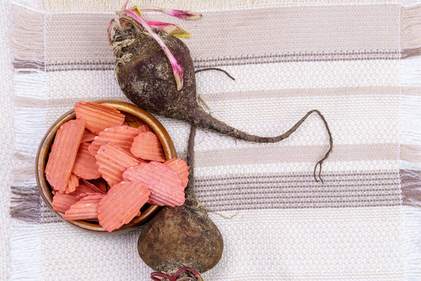Органические чипсы из гороха, готовые к употреблению со вкусом свеклы и кунжута - Фото, изображение