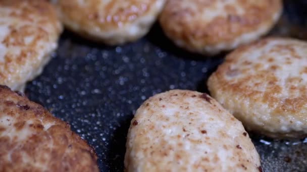 Folyamat a főzés lédús, sült, barna kéreg Cutlets egy sült Pan a konyhában - Felvétel, videó
