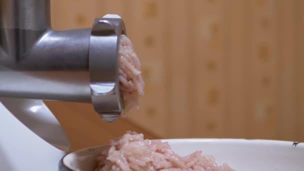 Ηλεκτρικός μύλος κρέατος κυλά ακατέργαστο φιλέτο κοτόπουλου για το κρέας κοπής μέσω Sieve - Πλάνα, βίντεο