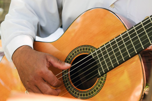 Imagen cercana de Man tocando una guitarra acústica  - Foto, Imagen