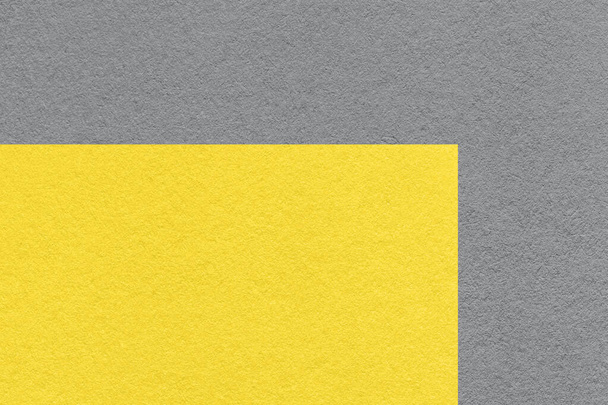 Couleur tendance de l'année 2021 Jaune lumineux et gris ultime. Texture de vieux fond de papier gris neutre, macro. Fond moderne avec forme géométrique. - Photo, image