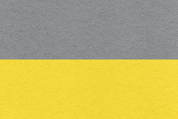 Color de tendencia del año 2021 Iluminante amarillo y gris final. Textura de fondo de papel gris neutro viejo, macro. Fondo moderno con forma geométrica. - Foto, imagen
