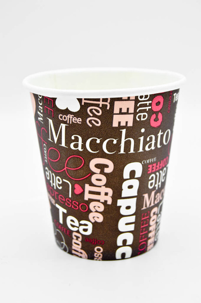 Κενό χάρτινο κύπελλο μίας χρήσης με την επιγραφή των διαφόρων ειδών καφέ και τσαγιού, απομονωμένο σε λευκό φόντο - Φωτογραφία, εικόνα