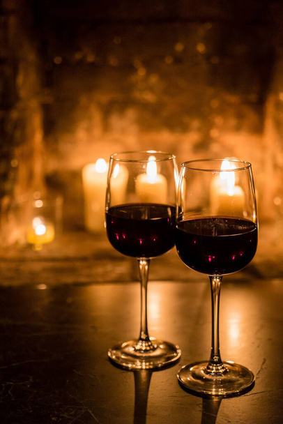 wine and a fire, new year night - Foto, afbeelding