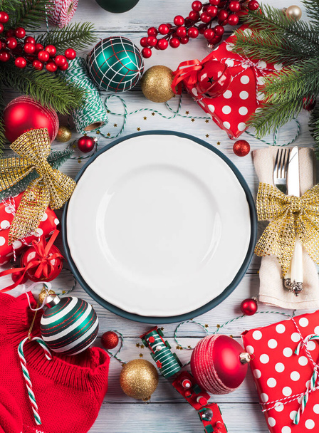 Christmas dinner table plate setting with decor - Foto, Imagen