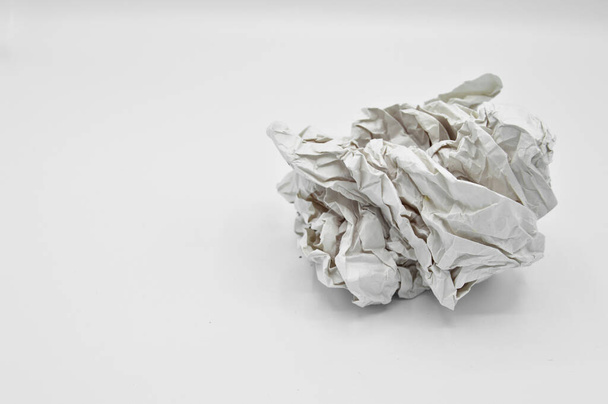 Zgnieciona biała papierowa kulka w biurze, odizolowana na białym tle - Zdjęcie, obraz