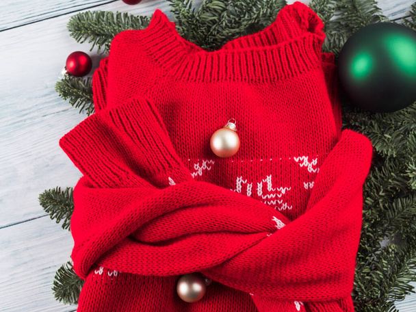 緑の飾りと赤い醜いクリスマスセーター - 写真・画像