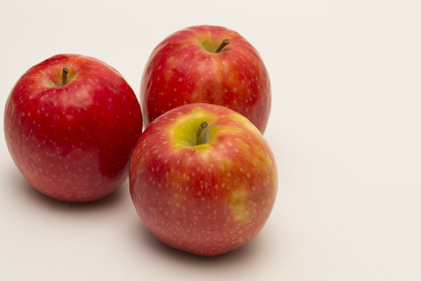Äpfel "rosa Dame" isoliert auf weißem Hintergrund - Foto, Bild