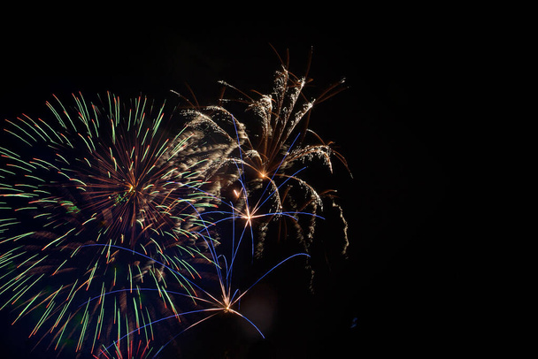 Kleurrijke vuurwerk explosie in jaarlijkse festival op de achtergrond. Geweldige vakantie van een geweldig land. De viering van Onafhankelijkheidsdag in de Verenigde Staten van Amerika. 4 juli. - Foto, afbeelding