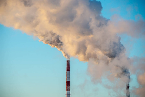 工場の煙突から大気中への二酸化炭素放出による環境汚染と地球温暖化問題 - 写真・画像