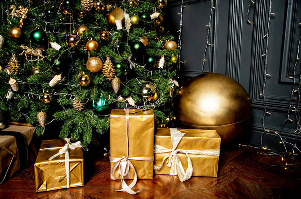 krásný velký vánoční stromeček zdobené koule a hračky dovolená vánoční náladu dárky s stuhami - Fotografie, Obrázek