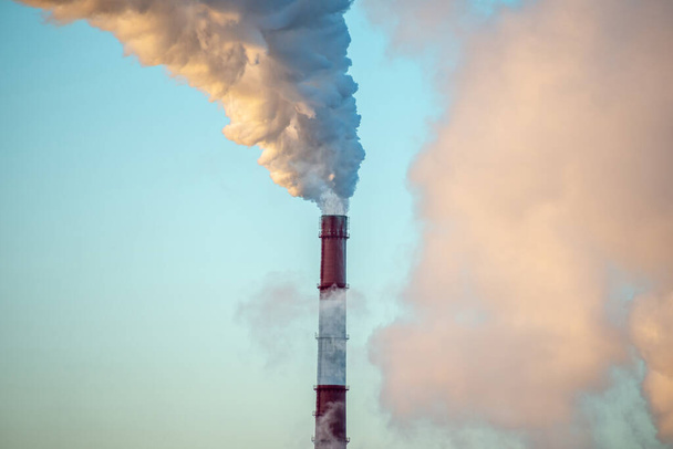 Výkonný průmyslový komín kouří a vypouští oxid uhličitý do životního prostředí. Koncepce znečištění ovzduší a problém globálního oteplování - Fotografie, Obrázek