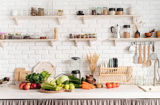 Подготовка здоровой пищи. Закрыть стол с зелеными овощами на кухне - Фото, изображение