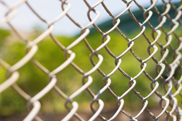 draad hek met futsal veld op achtergrond - Foto, afbeelding