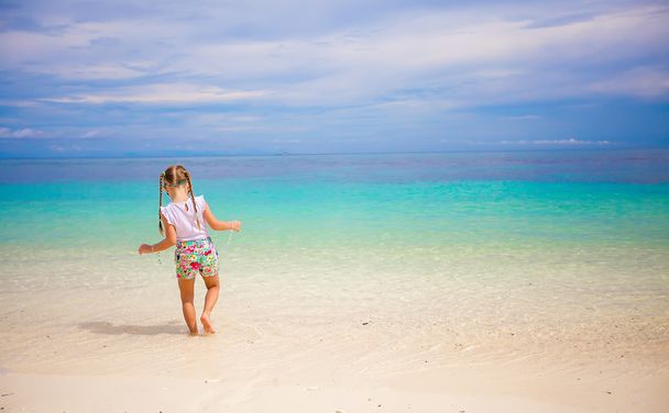χαριτωμένο κοριτσάκι σε παραλία με λευκή - Φωτογραφία, εικόνα