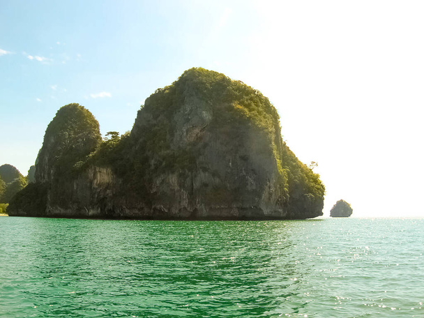 Tropikalny krajobraz. Plaża Railay, Krabi, Tajlandia Widok na skały - Zdjęcie, obraz