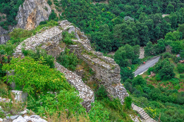 Asenovgrad, Βουλγαρία 24.07.2019. Asens Φρούριο στα βουνά της Ροδόπης της Βουλγαρίας σε μια συννεφιασμένη καλοκαιρινή μέρα - Φωτογραφία, εικόνα