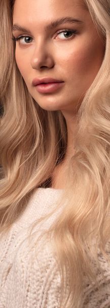 Blondýny vlasy žena model pózování na kameru  - Fotografie, Obrázek