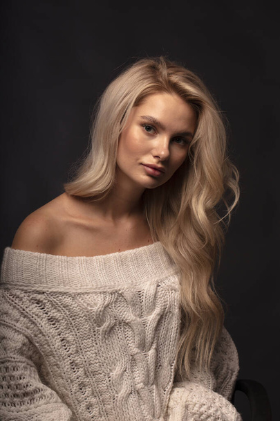 Blonde hair female model posing on camera  - Fotoğraf, Görsel
