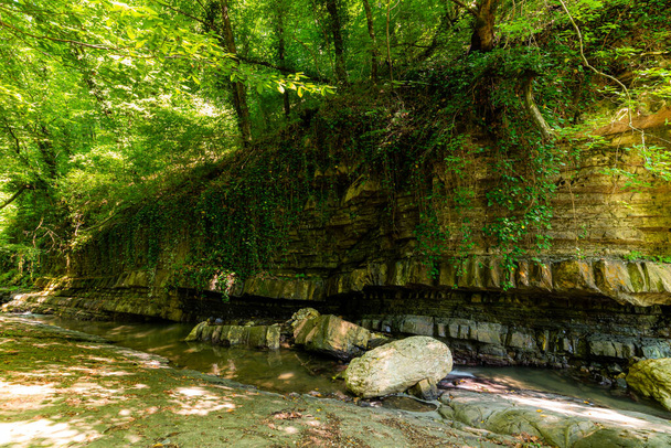 Tekstuurit eri kivikerrokset vuoristojoki - Valokuva, kuva