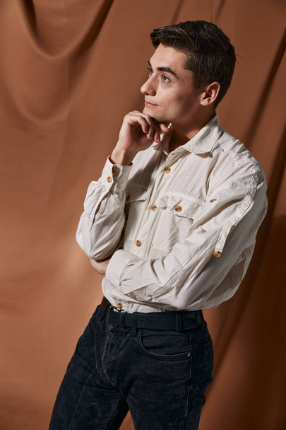 przystojny mężczyzna nowoczesny styl życia casual odzież studio model - Zdjęcie, obraz