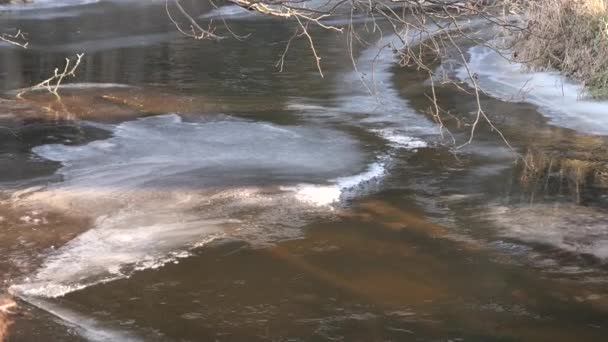 замерзает над рекой замерзает лед - Кадры, видео