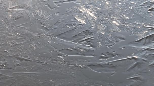 gèle au-dessus de la rivière gelée se fixe dans - Séquence, vidéo