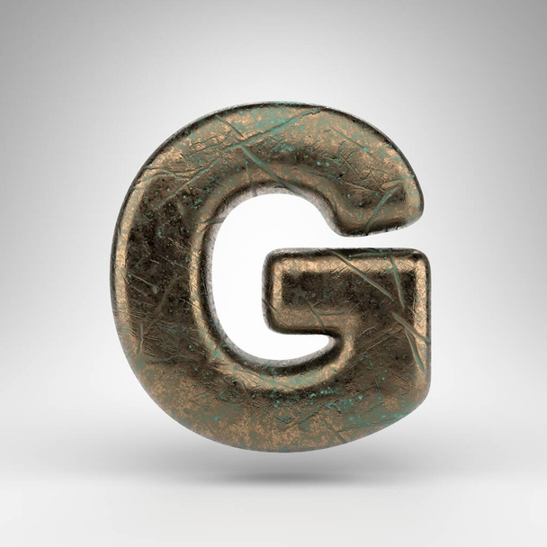G betű nagybetűs fehér háttérrel. Bronz 3D kiolvasztott betűtípus oxidált karcos textúrával. - Fotó, kép