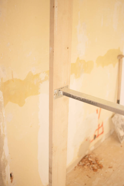 Bina yenileme çalışmaları, duvarları yenilemek için inşaat işçilerinin yaptığı yenilemeleri gösteriyor.. - Fotoğraf, Görsel