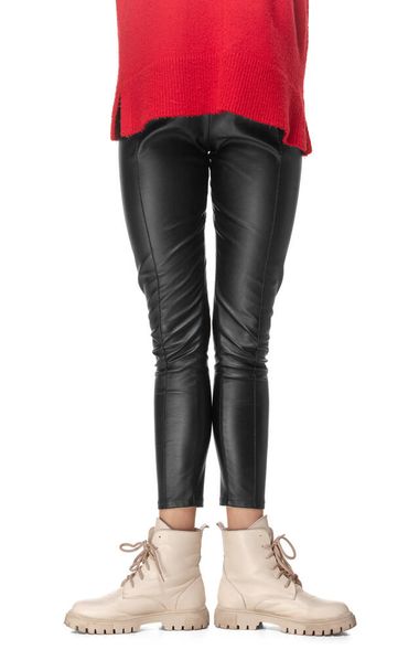 Pernas finas de menina em leggings pretos e botas isoladas no fundo branco - Foto, Imagem