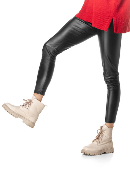 Jambes féminines élancées en leggings noirs et bottes isolées sur fond blanc - Photo, image