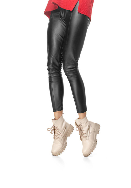 Pernas femininas em forma de leggings de couro e botas isoladas no fundo branco - Foto, Imagem