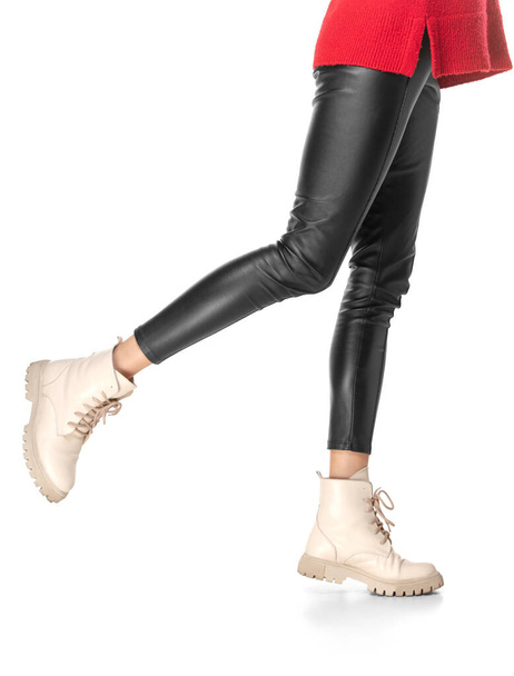 Όμορφη γυναικεία πόδια σε μαύρο κολάν και μπότες που απομονώνονται σε λευκό φόντο - Φωτογραφία, εικόνα
