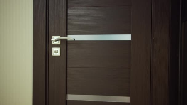 Mann öffnet Tür und verlässt Badezimmer mit Überwachungskamera - Filmmaterial, Video