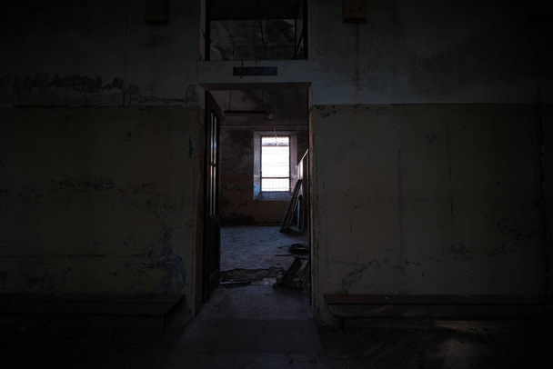 puerta a gran habitación en casa abandonada. foto de alta calidad - Foto, imagen