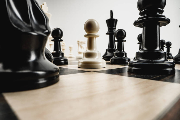 Μακρο φωτογραφία των κομματιών σκάκι σε μια σκακιέρα - Φωτογραφία, εικόνα