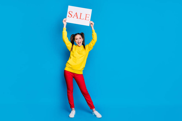 Full length body size view of her she nice attractive pretty cheerful cheery glad girl demonstrating placard word sale advice ad isolated over bright vivid shine vibrant blue color background - Fotografie, Obrázek