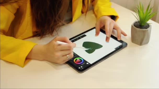 Close-up van tekening illustratie op touchpad met stylus in verlichtende kleding - Video