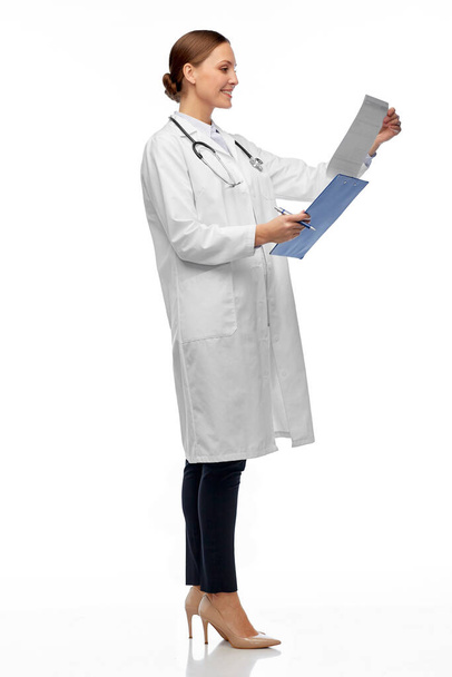 happy smiling female doctor with clipboard - Photo, image