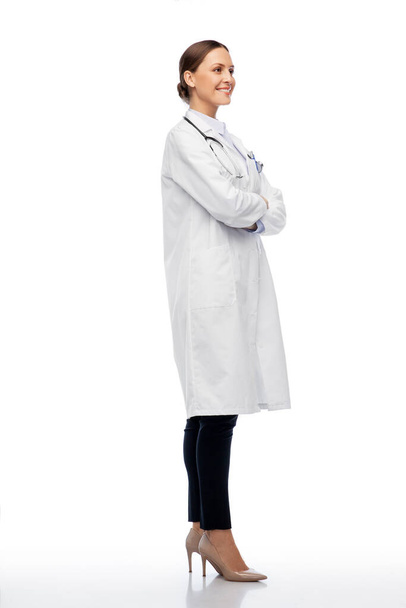 glücklich lächelnde Ärztin im weißen Mantel - Foto, Bild