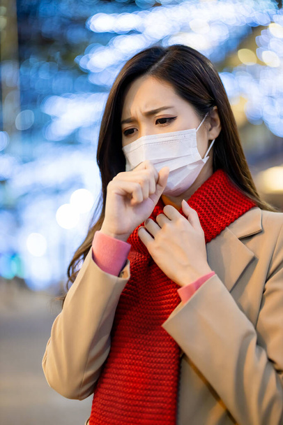asian woman wearing face mask - she feel sick and cough outdoor in the city - Zdjęcie, obraz