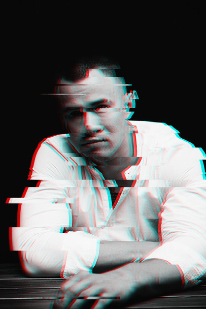 Czarno-biały portret człowieka z efektem usterki wirtualnej rzeczywistości - Zdjęcie, obraz