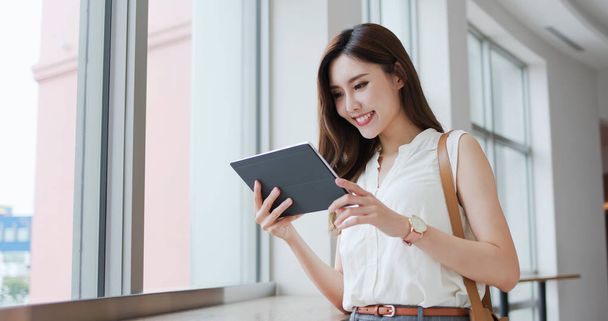 asian young woman use digital tablet on her business trip - Foto, Imagen