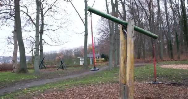 Swing σε άδειο παιδική χαρά καλύπτονται - Πλάνα, βίντεο