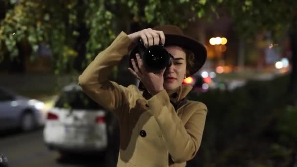 Fotógrafo hacer disparos en la ciudad de la noche - Metraje, vídeo