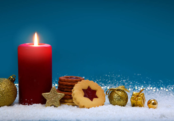 Vela de Adviento con decoración dorada y galletas de Navidad. - Foto, Imagen