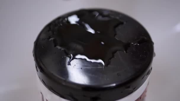 Water Jet van Tap Snel stroomt naar beneden op de zwarte oppervlakte van plastic Cover - Video