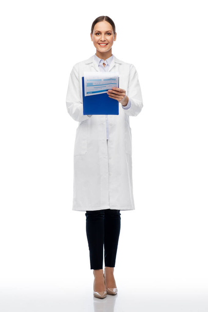 happy smiling female doctor with clipboard - Photo, image