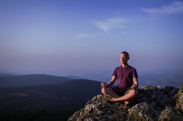 Hombre meditando
 - Foto, imagen