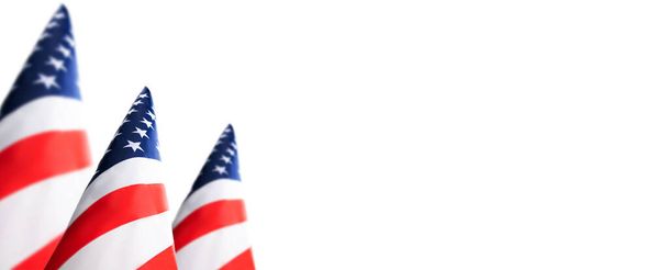 Stelle e strisce. Primo piano delle bandiere americane su sfondo bianco. - Foto, immagini
